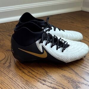 Nike Men’s Sz 9, White, Black & Gold Soccer Cleats